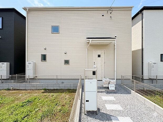 【外観】家族の温かさと陽光の暖かさ、楽しい毎日と明るい未来を予感させる「空間が織り成すひとつ先の住み心地」を演出します。