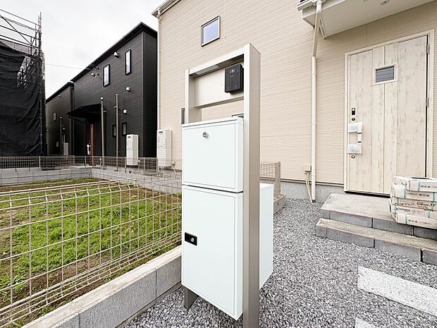 【郵便ポスト】シンプルかつシャープな郵便ポスト。