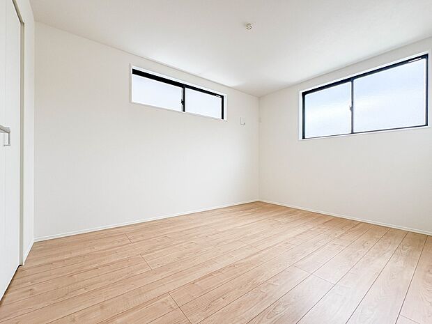 【子供部屋】お子様のお部屋にぴったりなクロークを備えたフローリング仕様の洋室です。