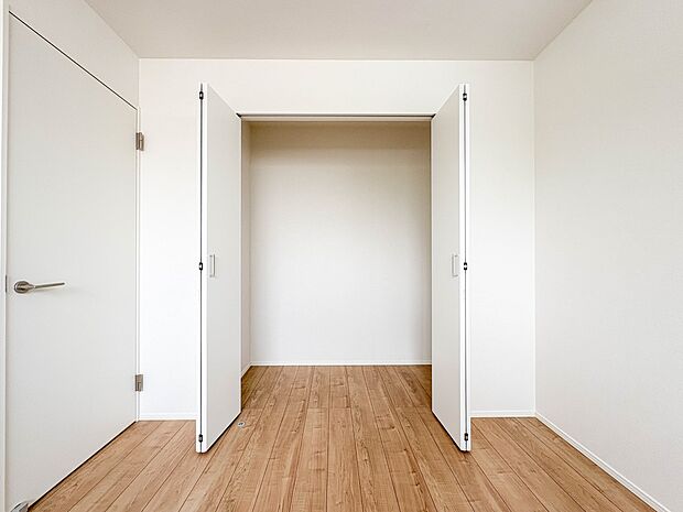 【収納】各部屋を最大限に広く使って頂ける様、全居住スペースに収納付。プライベートルームはゆったりと快適に。