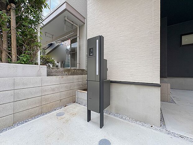 【郵便ポスト】シンプルかつシャープな郵便ポスト。