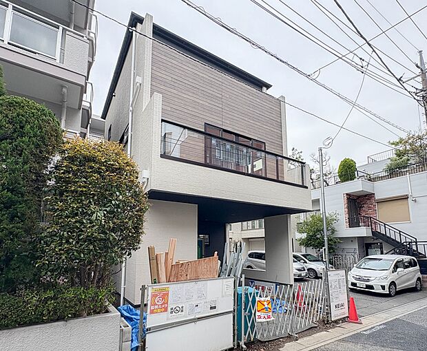 【外観】こちらの物件に少しでもご興味がありましたら、お気軽にお電話下さい。ネット上で「見えない物」「わからない事」でも、実際にご見学いただくことで、手に取るようにおわかりいただけるはずです。…