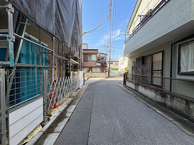 【前面道路】陽当りや通風性など各所に施された工夫で住みやすさを実現。部屋の大きさや周辺環境・街並など、資料には掲載していない情報が現地にはたくさんございます。是非ご確認下さい。※青空はイメー…