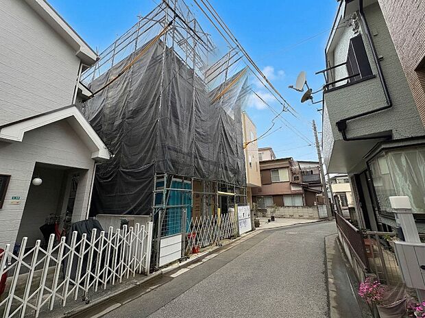 【外観】こちらの物件に少しでもご興味がありましたら、お気軽にお電話下さい。ネット上で「見えない物」「わからない事」でも、実際にご見学いただくことで、手に取るようにおわかりいただけるはずです。…