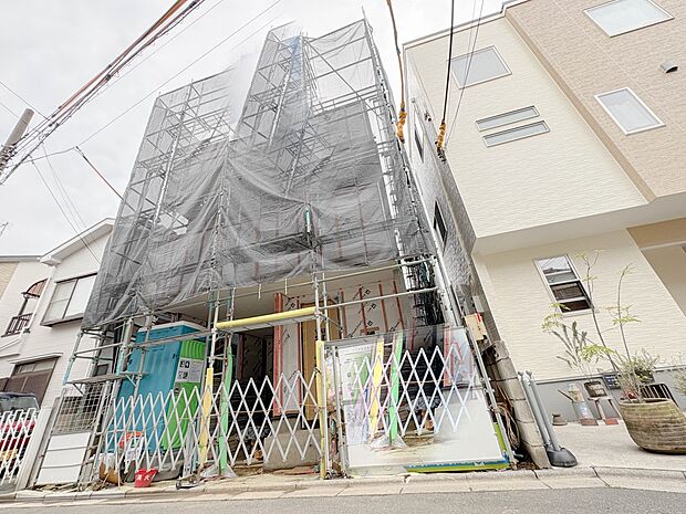 【外観】ここから始まる「日常」はご家族にとってかけがえのない時間となります。少しでも豊かに、快適に。そんな想いから本邸宅は生まれました。 ※青空はイメージです。