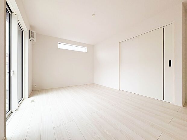 整然とした空間演出、快適な理想の暮らしの実現は家のみの拘りではなく、そこで暮らす方々にとって素敵な環境であることも挙げられると思います。四季折々の変化が奏でる鼓動を楽しんで下さい。