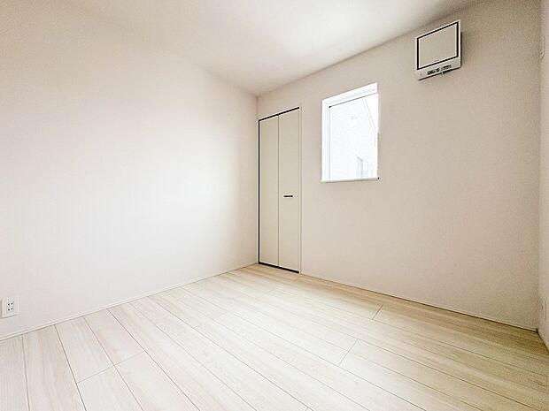 【子供部屋4.5帖】お子様のお部屋にぴったりなクロークを備えたフローリング仕様の洋室です。