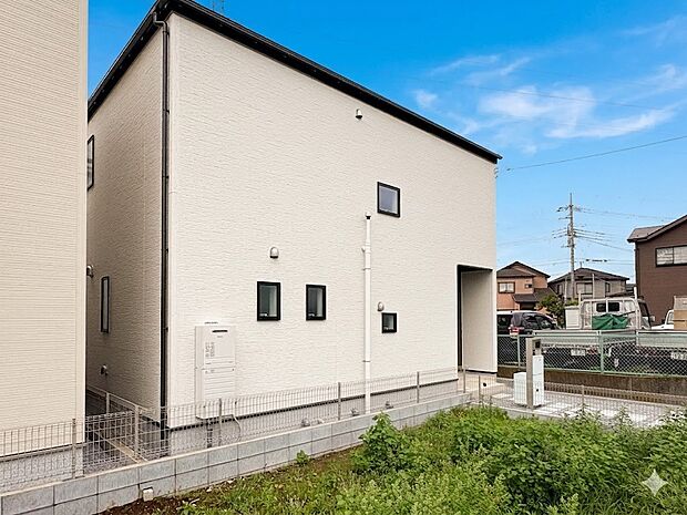 【外観】家族の温かさと陽光の暖かさ、楽しい毎日と明るい未来を予感させる「空間が織り成すひとつ先の住み心地」を演出します。*CGにより晴天に加工しております。