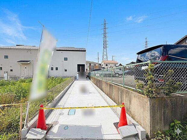 【駐車場】カースペース2台可／駐輪スペース。＊CGにより晴天に加工しております。