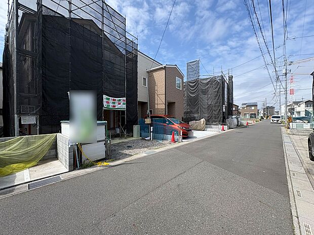 【前面道路】家の前をまっすぐの通りが走っている。クルマは少なく、人々は毎朝、ウォーキング、ジョギング、犬の散歩など、フリーな朝時間を過ごしている。