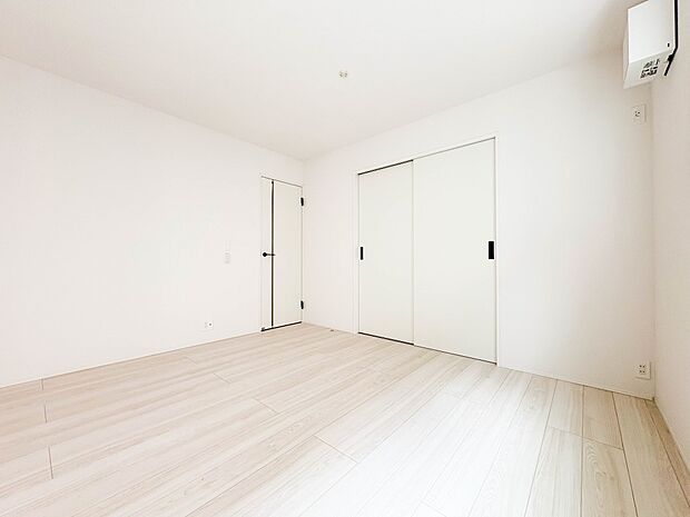 整然とした空間演出、快適な理想の暮らしの実現は家のみの拘りではなく、そこで暮らす方々にとって素敵な環境であることも挙げられると思います。四季折々の変化が奏でる鼓動を楽しんで下さい。