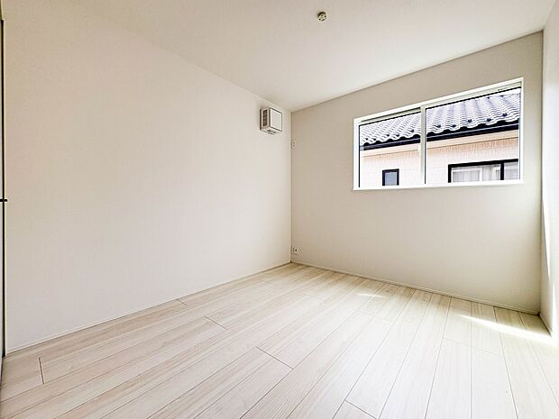 【子供部屋5.2帖】お子様のお部屋にぴったりなクロークを備えたフローリング仕様の洋室です。