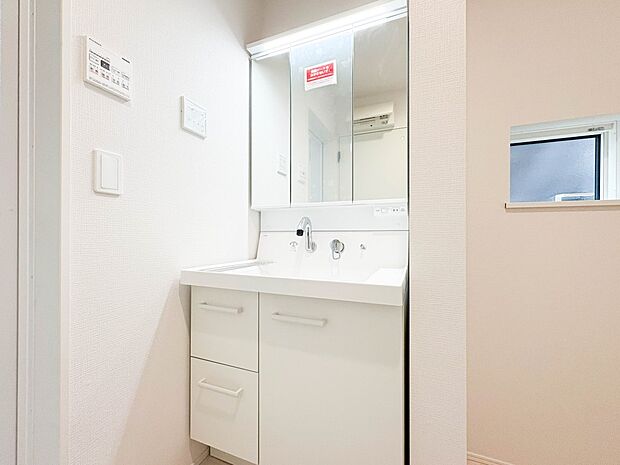 【洗面台】 十分な大きさの洗面台は、身だしなみチェックや歯磨きなど、朝の慌ただしい時間でもホテルライクなスペースで余裕とゆとりを感じて頂けます。