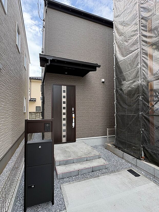 【外観】家族の温かさと陽光の暖かさ、楽しい毎日と明るい未来を予感させる「空間が織り成すひとつ先の住み心地」を演出します。