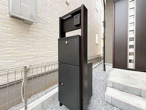【郵便ポスト】シンプルかつシャープな郵便ポスト。