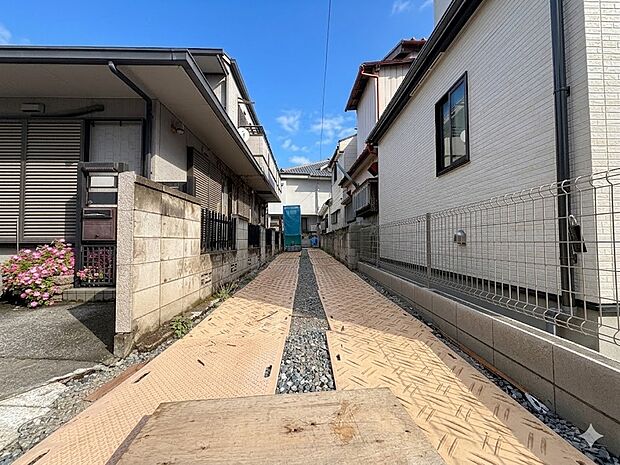 【駐車場】毎日の生活にマイカーが必須という方は、購入を検討する際、駐車場があることは大事な条件です。毎日の通勤や家族の送迎、買い物やお出かけなどクルマのある暮らしを満喫したい方は要チェック！…