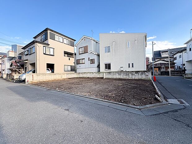 【前面道路】車の通行が少ないので、静かな住環境を維持することができます。