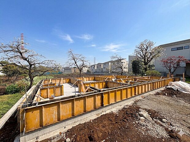 【外観】家は一生のお買物。自分ならではの家族ならではの、家にしたい。書斎を設ける。子どものプレイングルームを設ける。趣味のオーディオルームを設置する。夢を追うオンリーワンの家です。