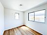 子供部屋：【子供部屋5帖】お子様のお部屋にぴったりなクロークを備えたフローリング仕様の洋室です。