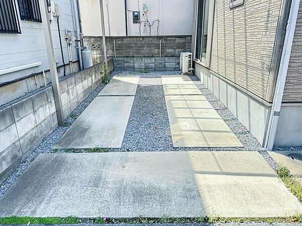 【駐車場】毎日の生活にマイカーが必須という方は、購入を検討する際、駐車場があることは大事な条件です。毎日の通勤や家族の送迎、買い物やお出かけなどクルマのある暮らしを満喫したい方は要チェック！…