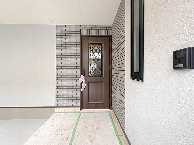【玄関】玄関へ向かうまでのアプローチに漂う上質が期待感をもたせます。玄関は建物の顔。落着きを醸し出した自己主張が心に訴えてきます。