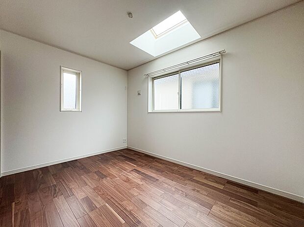 【子供部屋6.2帖】お子様のお部屋にぴったりなクロークを備えたフローリング仕様の洋室です。