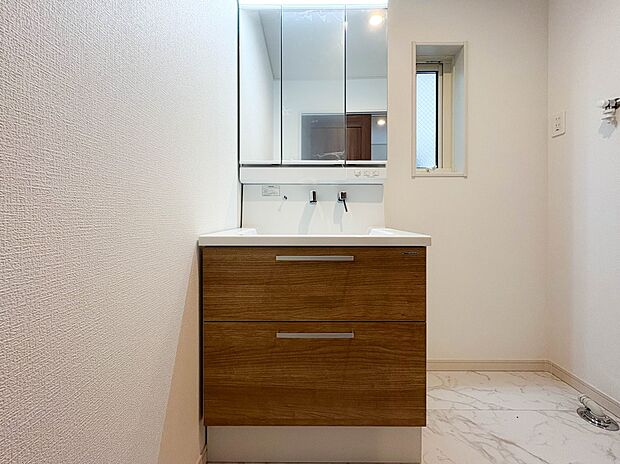 【洗面台】 十分な大きさの洗面台は、身だしなみチェックや歯磨きなど、朝の慌ただしい時間でもホテルライクなスペースで余裕とゆとりを感じて頂けます。