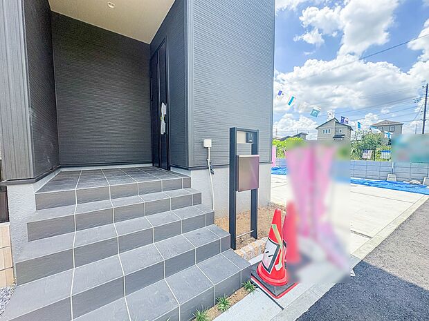 1号棟【玄関】玄関はおうちの顔と言われます。玄関アプローチは、外観デザインの印象を左右します。ご家族の個性を出しながら、素敵な玄関でお客様をお迎えしてください。