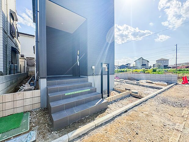 1号棟【玄関】玄関はおうちの顔と言われます。玄関アプローチは、外観デザインの印象を左右します。ご家族の個性を出しながら、素敵な玄関でお客様をお迎えしてください。