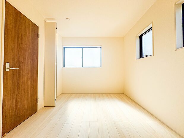 1号棟【寝室】柔らかな陽光とフローリングの色味が調和した快適な空間。