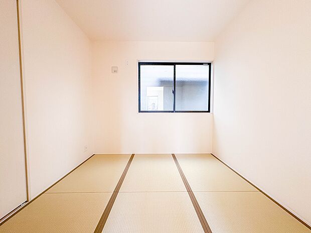 1号棟【洋室】お子様のお部屋にぴったりなクロークを備えたフローリング仕様の洋室です。