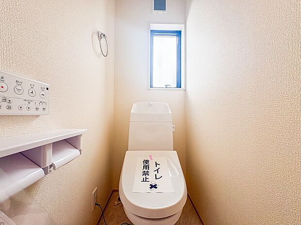 1号棟【トイレ】トイレ・ウォシュレット付。快適で衛生的な洗浄機能付温水シャワートイレです。