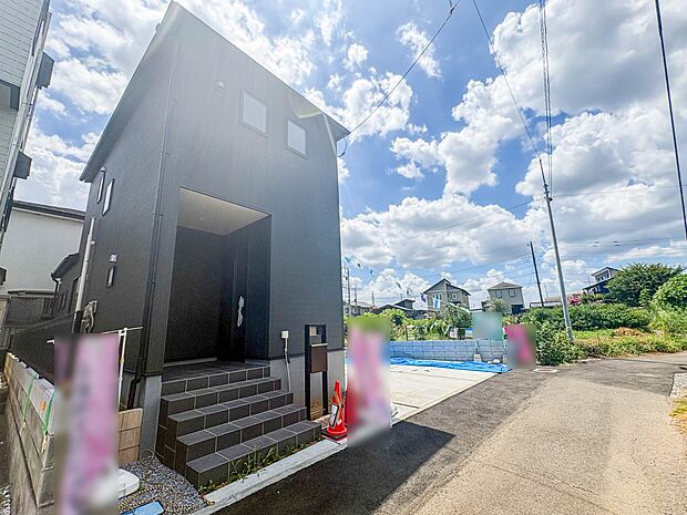 1号棟【外観】家族の温かさと陽光の暖かさ、楽しい毎日と明るい未来を予感させる「空間が織り成すひとつ先の住み心地」を演出します。