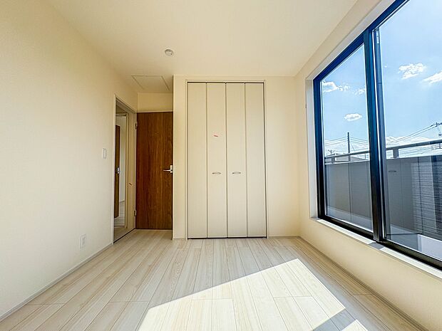 1号棟【洋室】独立性を高めたお部屋。たっぷりの収納も配備しており、片付いた空間を実現出来そう。陽光も降り注ぐ明るく開放的な空間が魅力的。