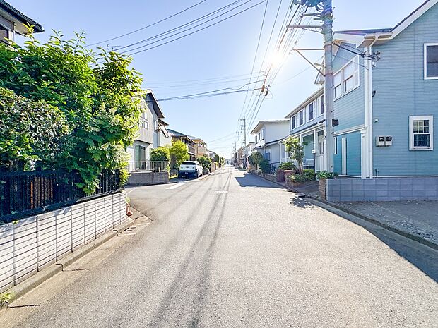 【前面道路、公道5.98m】車の通行が少ないので、静かな住環境を維持することができます。