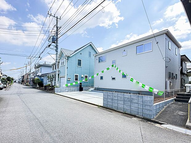 【前面道路】家の前をまっすぐの通りが走っている。クルマは少なく、人々は毎朝、ウォーキング、ジョギング、犬の散歩など、フリーな朝時間を過ごしている。