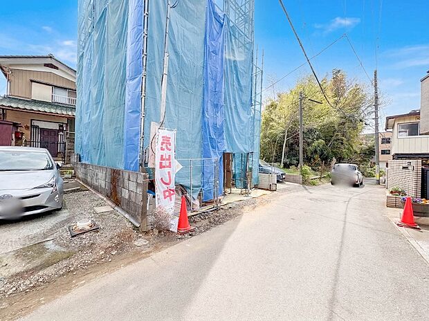 【外観】堂々たる趣ながら、主張し過ぎずどこか余裕を感じさせるシャープなフォルムで佇む邸宅は、晴天の空と照らし合わせる事で、本来あるべき完成形の姿を見せてくれます。