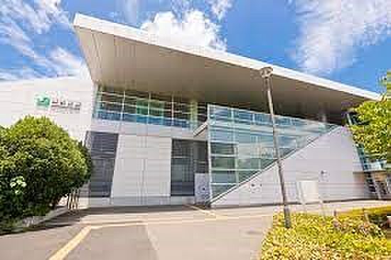 駅 850m 西大宮駅(JR東日本川越線の駅。平成に開業した新しい駅です。駅付近には埼玉栄中学、栄高校があり、通学の駅として多くの人々に親しまれている駅です。)