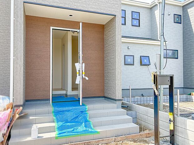 2号棟【玄関】家の顔となる玄関は、高いデザイン性が求められます。高級感と断熱性、防犯性に優れた玄関ドアを標準装備。ピッキング対策のセキュリティサムターン等、防犯に考慮しました。