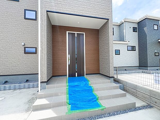 2号棟【玄関】玄関はおうちの顔と言われます。玄関アプローチは、外観デザインの印象を左右します。
