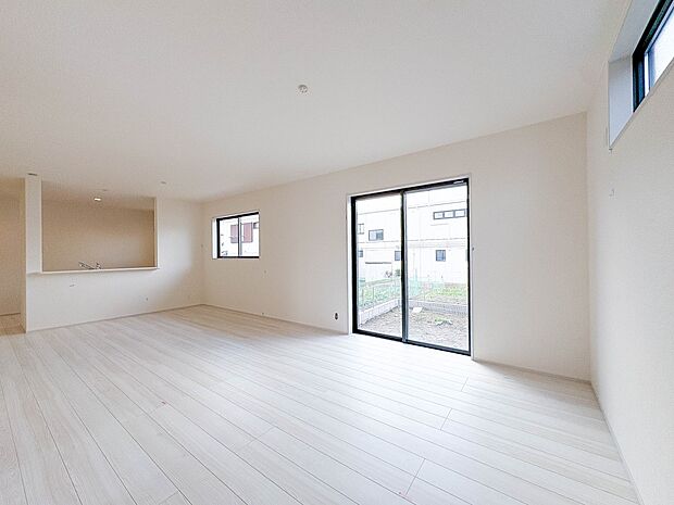 2号棟【LDK20帖＋南庭】うららかな陽射しがどのお部屋にも降り注ぎますように、快適さを追求した間取設計。得難い立地環境での生活を恵みの豊かな永住の地へと変えてくれます。