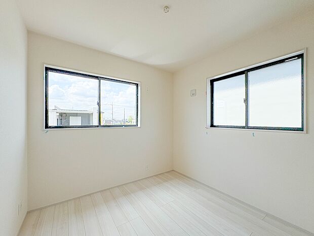 2号棟【子供部屋】お子様のお部屋にぴったりなクロークを備えたフローリング仕様の洋室です。