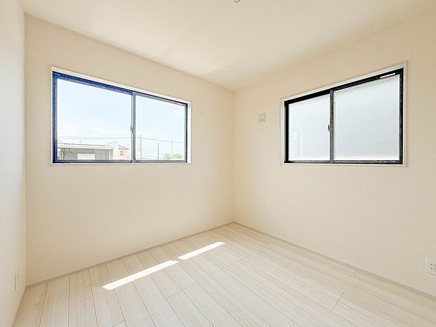 2号棟【子供部屋】お子様のお部屋にぴったりなクロークを備えたフローリング仕様の洋室です。