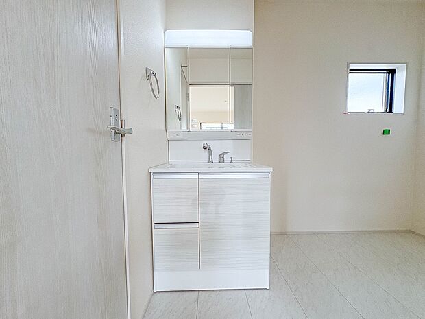 2号棟【洗面台】十分な大きさの洗面台は、身だしなみチェックや歯磨きなど、朝の慌ただしい時間でもホテルライクなスペースで余裕とゆとりを感じて頂けます。