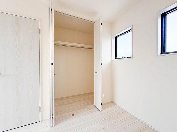 2号棟【収納】壁面クローゼットのメリットは、衣類が横一列に並ぶためひと目で洋服が選びやすいこと。衣類をたくさんお持ちの方も、限られたスペース内に無理なく収納することができます。