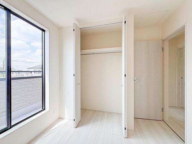 2号棟【収納】各所に配置された収納スペースは、洋服や小物はもちろんのこと、掃除機や日用予備品・お子様のおもちゃなど様々な物を収納して頂ける便利なスペースです。