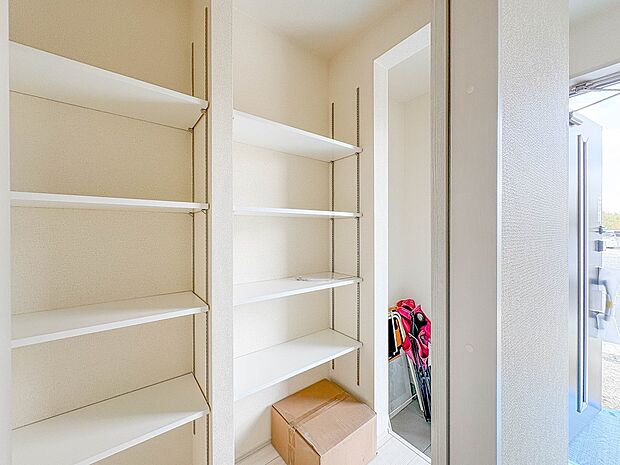 2号棟【SIC（シューズインクローク）】  普段はかない靴や傘はもちろん、ベビーカーや三輪車、工具類なども収納できます。濡れた雨具をその場で脱いで乾かせば、玄関も室内も汚れることなくスッキリ…