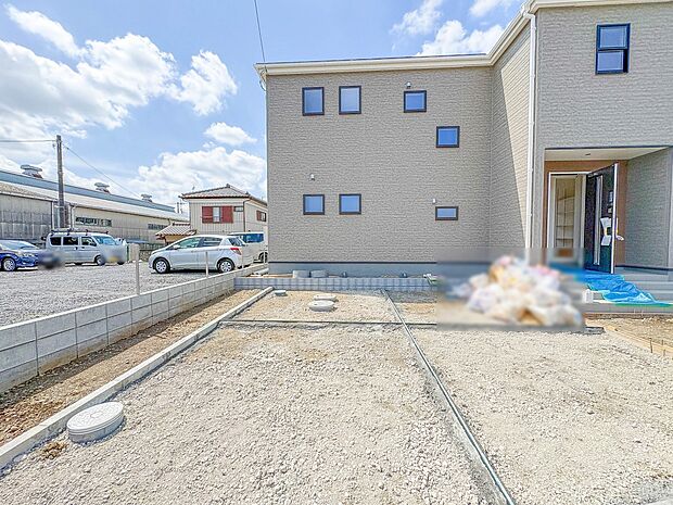 2号棟【駐車場】日々の暮らしにマイカーが必要。そんな方は物件の購入条件に駐車場は必須です。通勤に、家族のお迎えに、お買物に、おでかけに、クルマライフを楽しみたい方に。