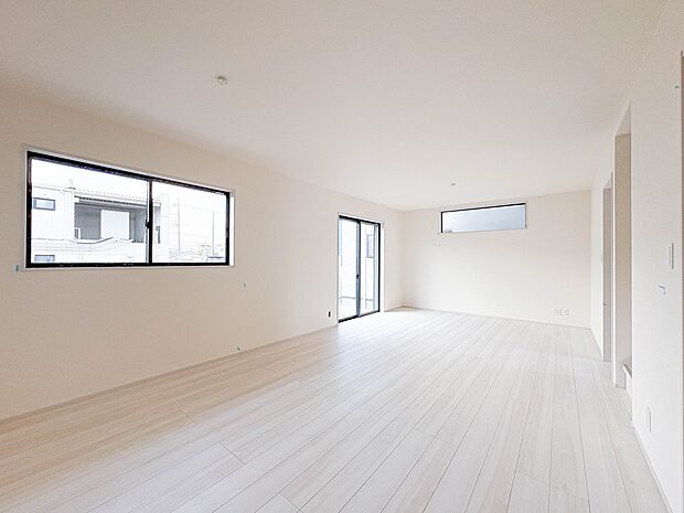 2号棟【LDK20帖＋南庭】ダイニングテーブルを置いても十分な広さが確保されています。