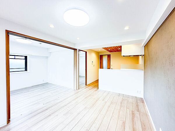 シンプルなデザインの家は風情がある。住む人のこだわりを感じる。外観も内装もいたってシンプル。居心地がよく、家事や趣味、子育てなどにも集中できる。家も人間も熟成するほどシンプルになっていくよう…